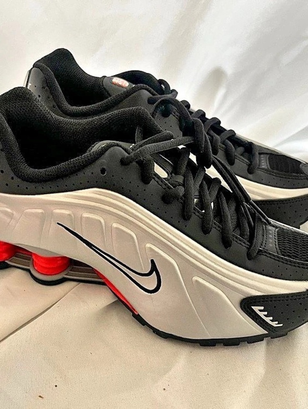 Nike Shox R4 Black Max Red Silver 5y or 6.5w